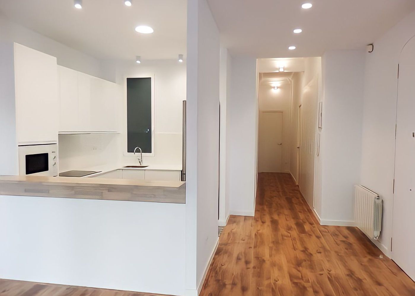 Intérieur de maison rénové à L'Assomption avec plancher de bois