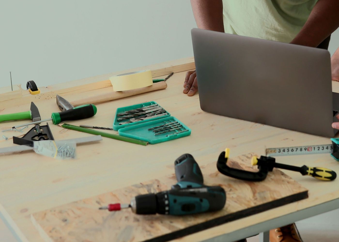 Outils et plans sur une table de chantier