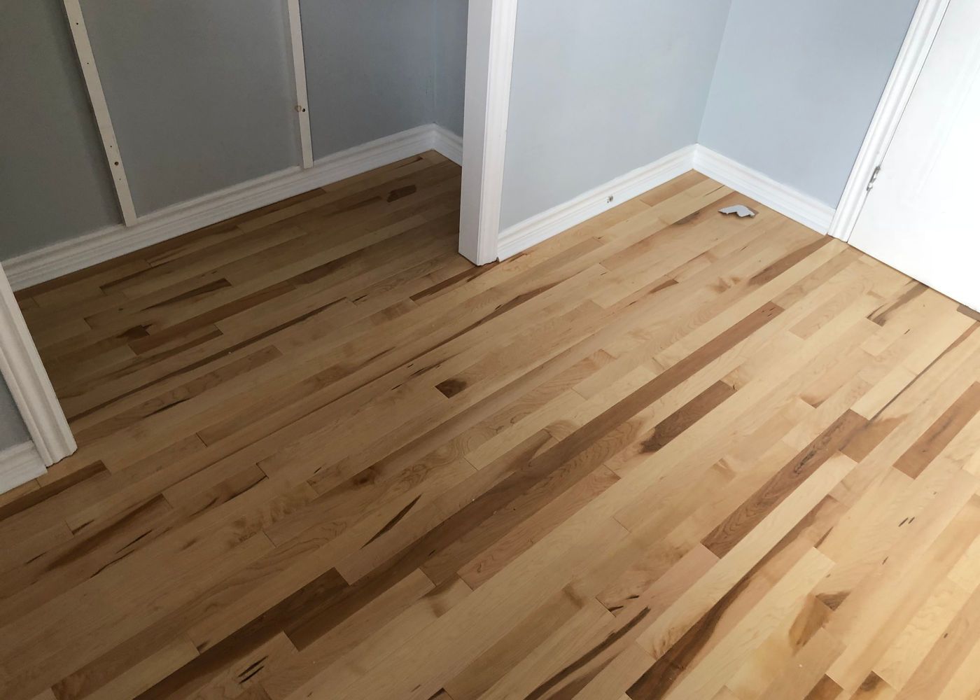 Plancher de bois franc installé par Renova