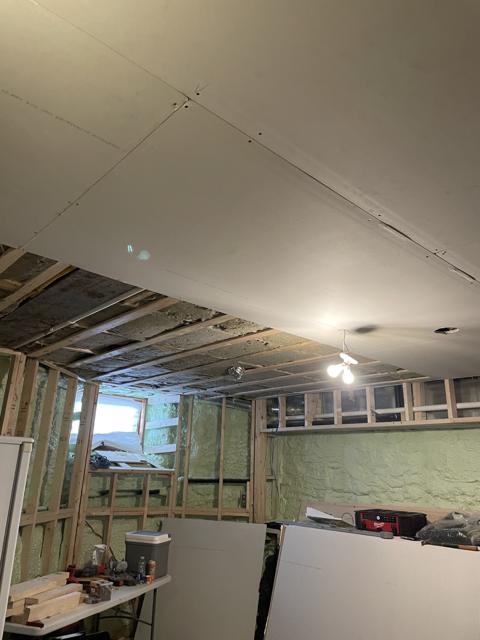 Aménagement commercial : plafond en construction