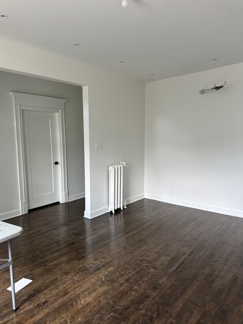 Chambre rénovée avec plancher de bois franc
