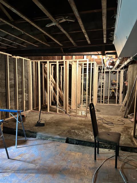 Charpente de sous-sol en cours de construction