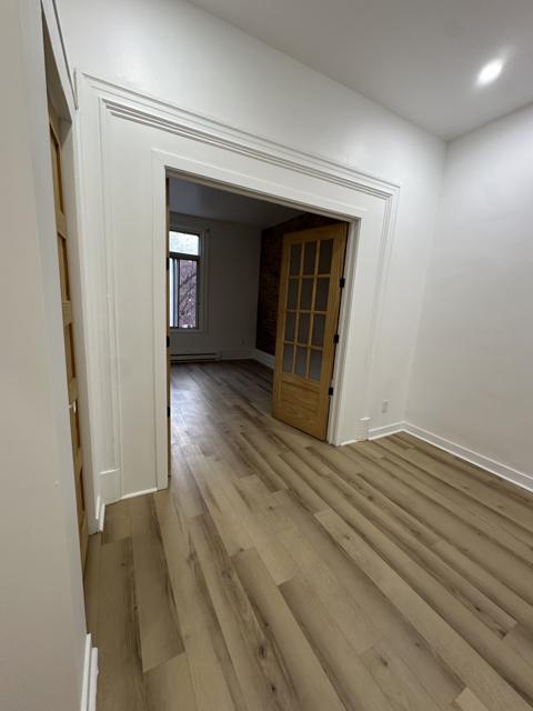 Corridor rénové avec moulures et portes françaises