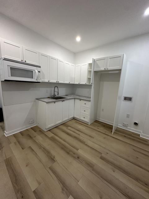 Cuisine blanche compacte avec plancher flottant