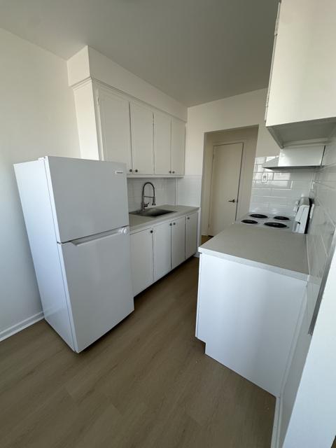 Cuisine blanche de logement locatif