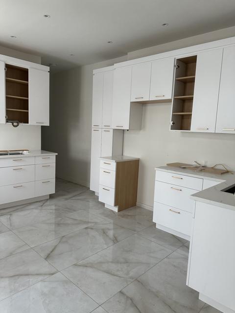 Cuisine blanche sur plancher effet marbre