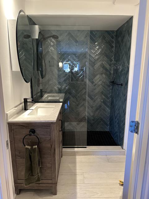 Douche en céramique à chevrons et vanité en bois