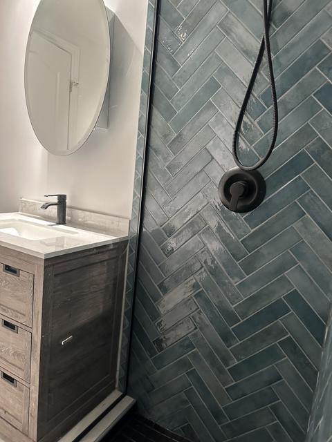Mur de douche en céramique verte à chevrons