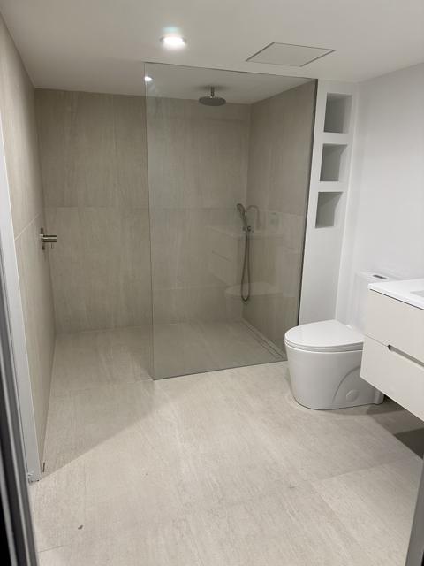 Douche à l'italienne sans seuil avec niche encastrée