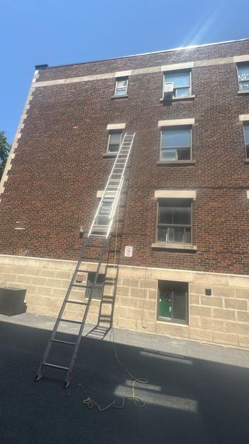 Travaux de maçonnerie sur façade de brique