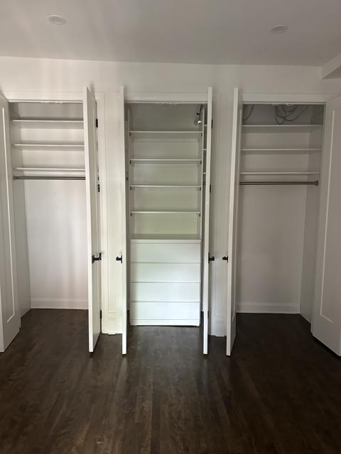 Garde-robes aménagées avec tablettes