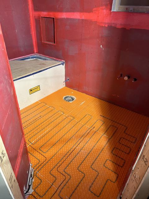Membrane d'étanchéité et plancher chauffant de douche