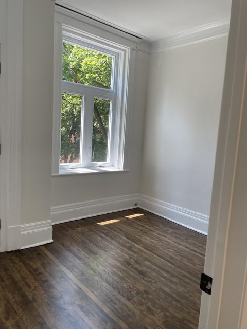 Pièce rénovée avec plancher de bois franc