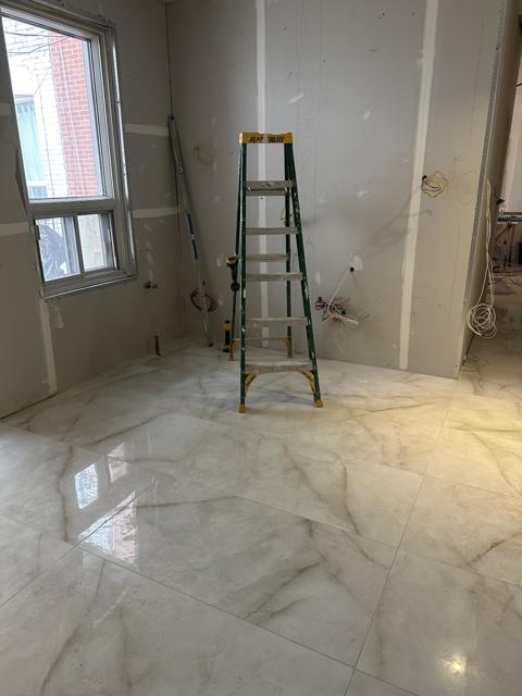 Plancher de céramique effet marbre