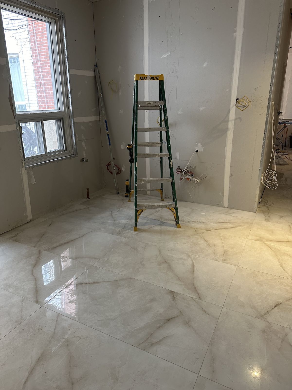 Plancher de céramique effet marbre posé par Renova