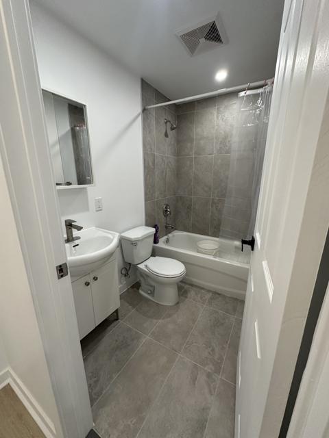 Salle de bain avec baignoire et céramique