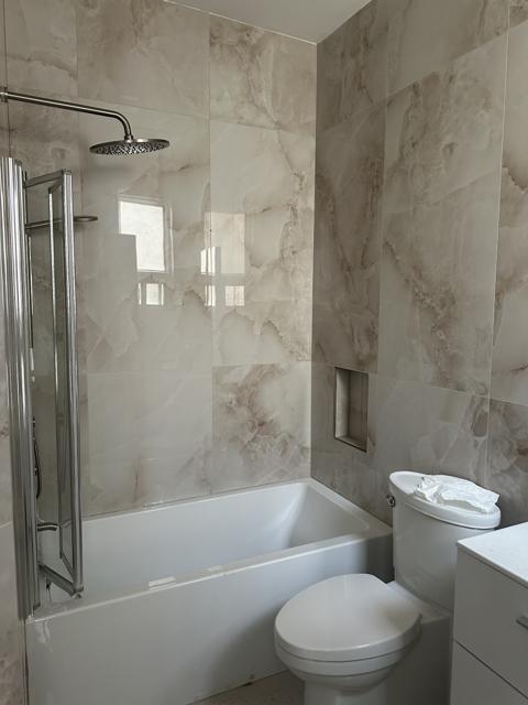 Salle de bain en céramique effet marbre avec baignoire