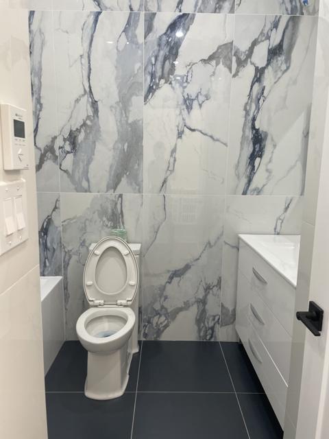 Salle de bain en céramique effet marbre blanc