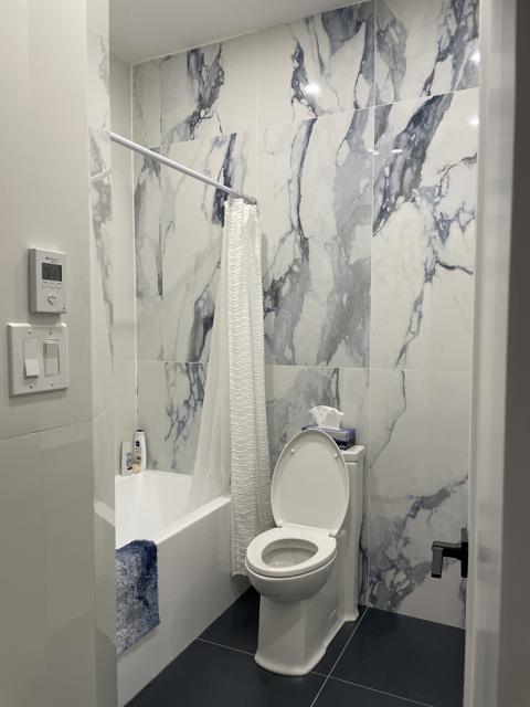 Salle de bain effet marbre avec bain-douche
