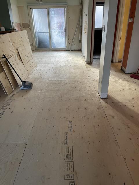 Pose du sous-plancher en contreplaqué