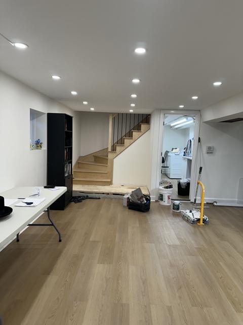 Sous-sol rénové avec plancher de vinyle