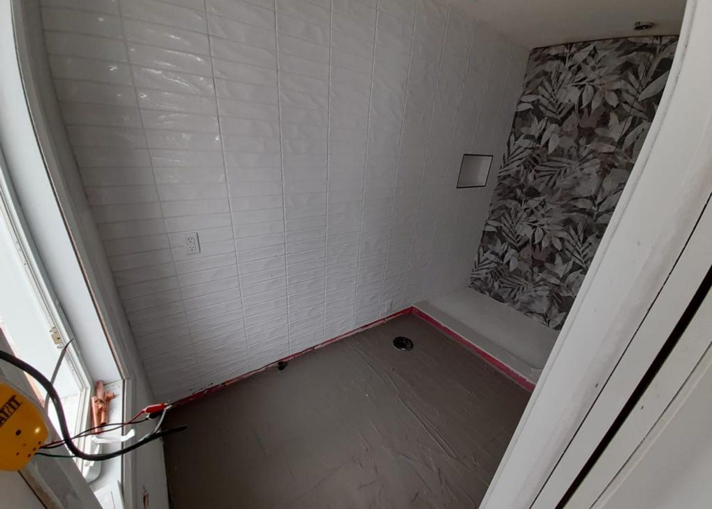 Salle de bain ouverte pour la réparation d'une infiltration d'eau